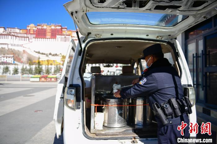 圖為1月23日，布達(dá)拉宮廣場派出所民警正在打午飯。　貢嘎來松 攝