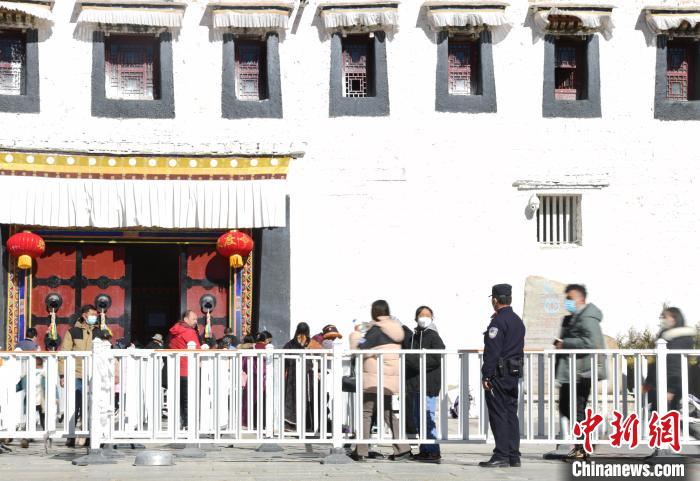 圖為1月23日，布達(dá)拉宮廣場派出所民警正在引導(dǎo)游客?！∝暩聛硭?攝