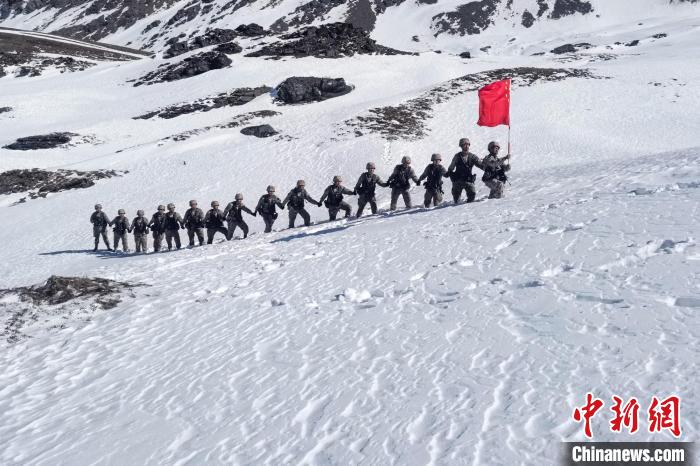 春節(jié)期間，西藏軍區(qū)山南軍分區(qū)某邊防團(tuán)官兵踏雪巡邊。　旦增晉美 攝