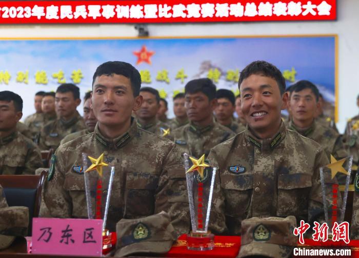 表彰大會上，獲獎選手開心瞬間?！敲衫?攝