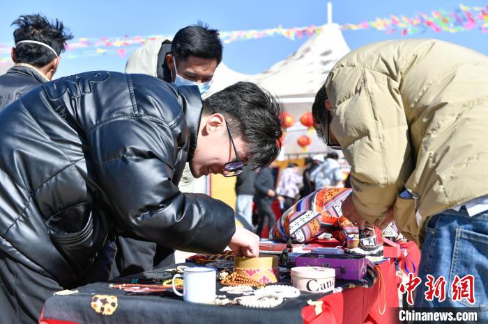 圖為展銷會現(xiàn)場?！∝暩聛硭?攝