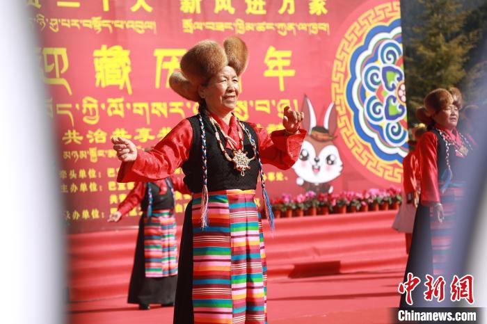 圖為藏歷新年活動現(xiàn)場?！埩?攝