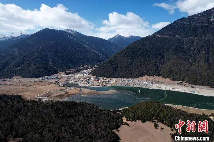 2月17日，西藏林芝魯朗小鎮(zhèn)。(無人機照片) 李林 攝