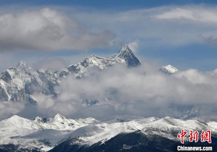2月17日，西藏林芝色季拉山觀景臺拍到的南迦巴瓦峰。　李林 攝