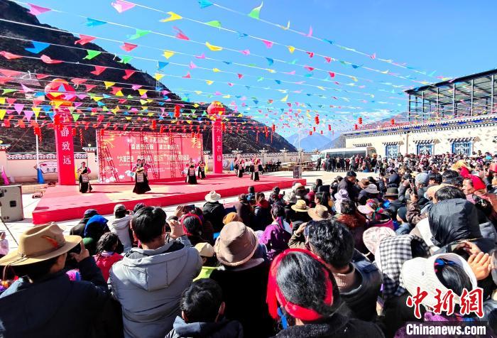 文藝活動全景?！∶⒖悼h委宣傳部供圖