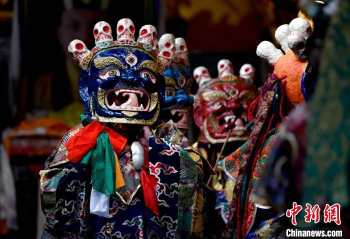 2月19日，楚布寺僧人們佩戴面具準備參加跳神活動?！±盍?攝