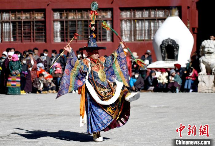 2月19日，楚布寺僧人參加跳神活動?！±盍?攝