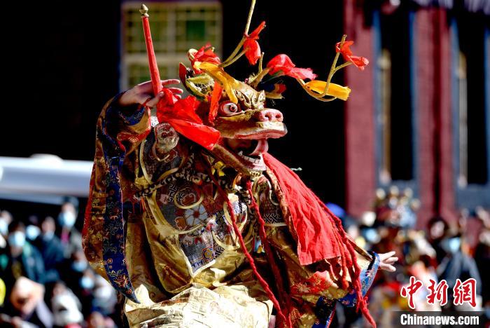 2月19日，楚布寺僧人佩戴面具參加跳神活動。　李林 攝