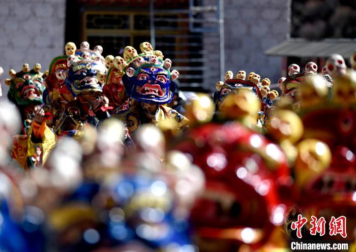 2月19日，楚布寺僧人們佩戴面具參加跳神活動?！±盍?攝
