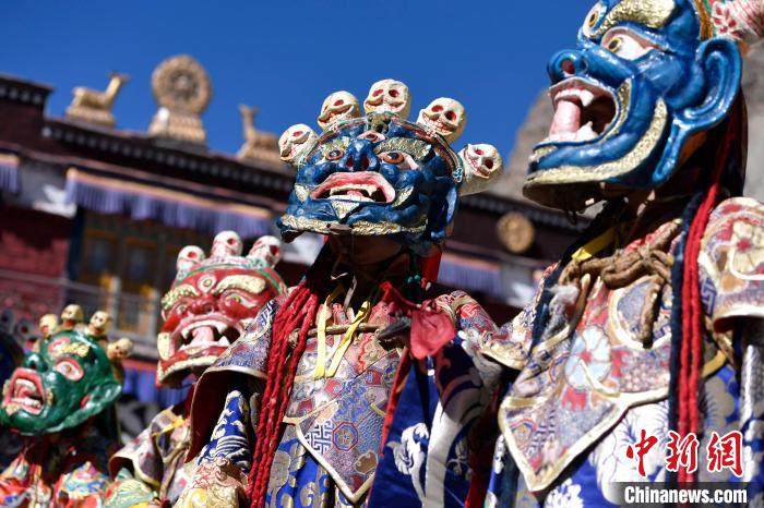 2月19日，楚布寺僧人們佩戴面具參加跳神活動?！±盍?攝
