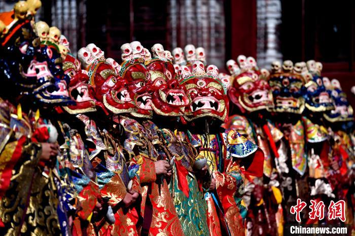 2月19日，楚布寺僧人們佩戴面具參加跳神活動。　李林 攝