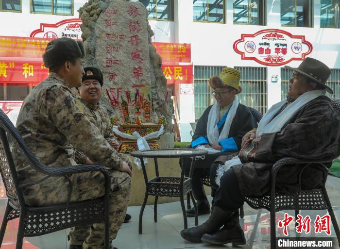 圖為阿里軍分區(qū)某邊防團(tuán)官兵與駐地群眾拉家常。　劉曉東 攝