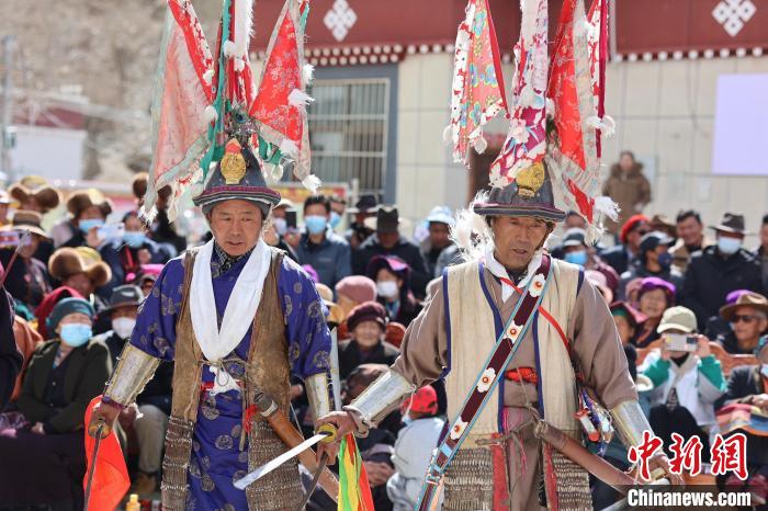 圖為兩位藝人表演瓊結(jié)“果孜”舞?！愔闈扇?攝