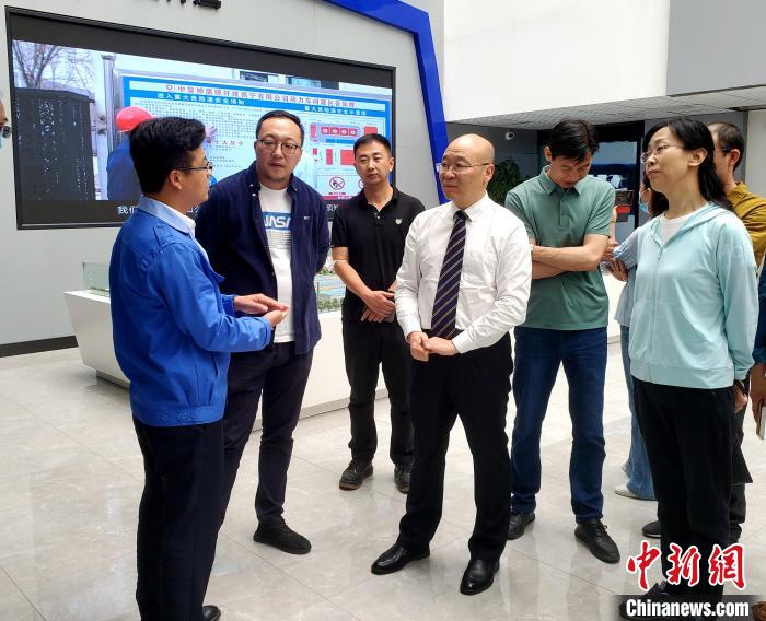 圖為全國政協(xié)委員、農(nóng)工黨青海省委主委王昆(中)在企業(yè)調(diào)研?！」鶟M福 供圖