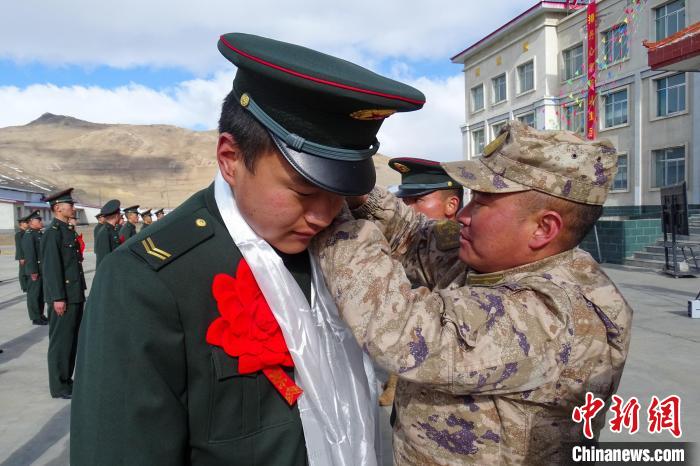 卸下軍銜等標識?！⒖≥x 攝