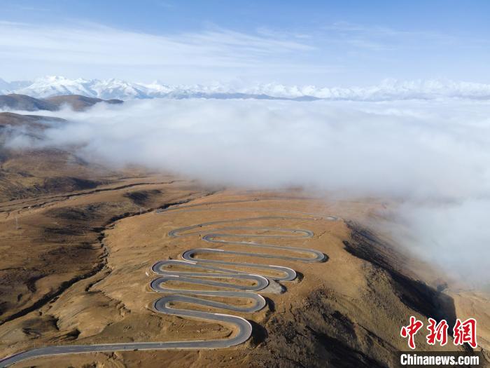圖為西藏定日縣，前往珠穆朗瑪峰大本營蜿蜒的公路與云海。　江飛波 攝