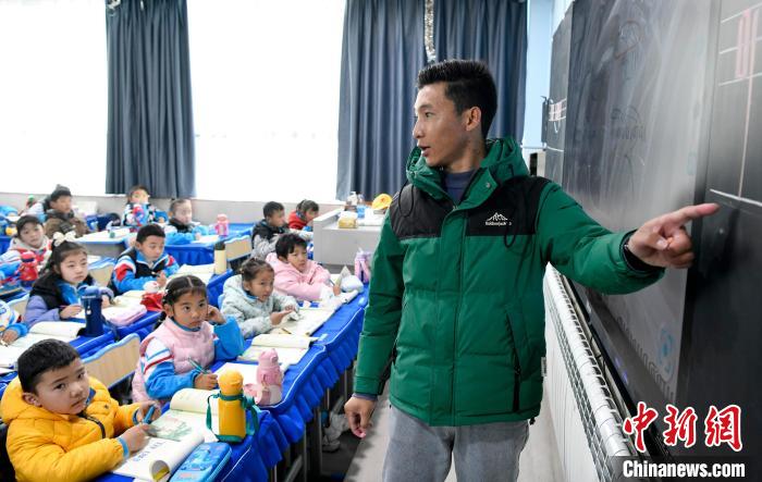 3月14日，西藏拉薩市第一小學藏語文老師拉巴次仁在課堂上。　李林 攝