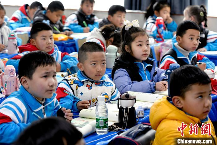 3月14日，西藏拉薩市第一小學一年級六班學生正在上藏語文課?！±盍?攝