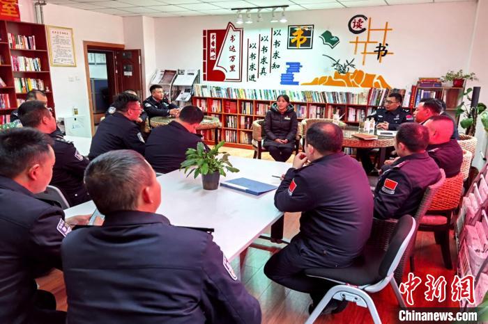 圖為亞東出入境邊防檢查站民警與銀行業(yè)務(wù)人員進(jìn)行金融知識(shí)深入交流?！『?攝
