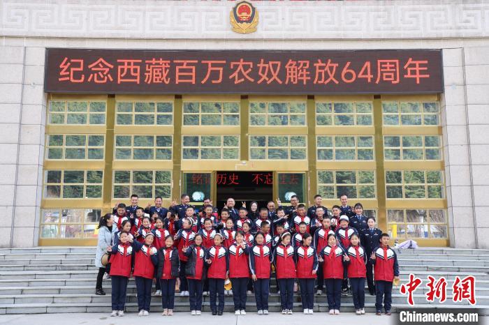 圖為亞東邊檢站民警代表與駐地小學師生代表合影留念?！『?攝