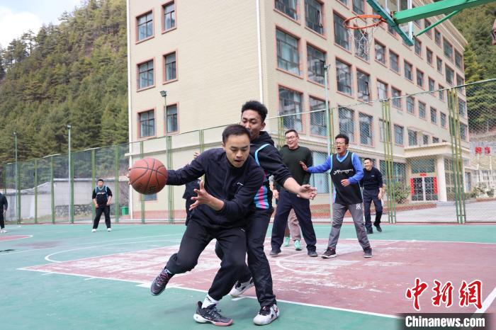 圖為亞東邊檢站民警與駐地農(nóng)業(yè)銀行代表開展籃球友誼賽。　胡利媛 攝