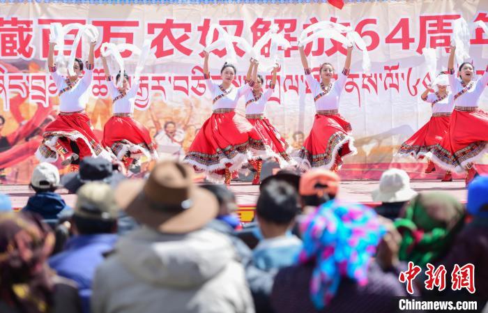 圖為墨竹工卡縣龍珠崗村，文藝演出現(xiàn)場。　貢嘎來松 攝