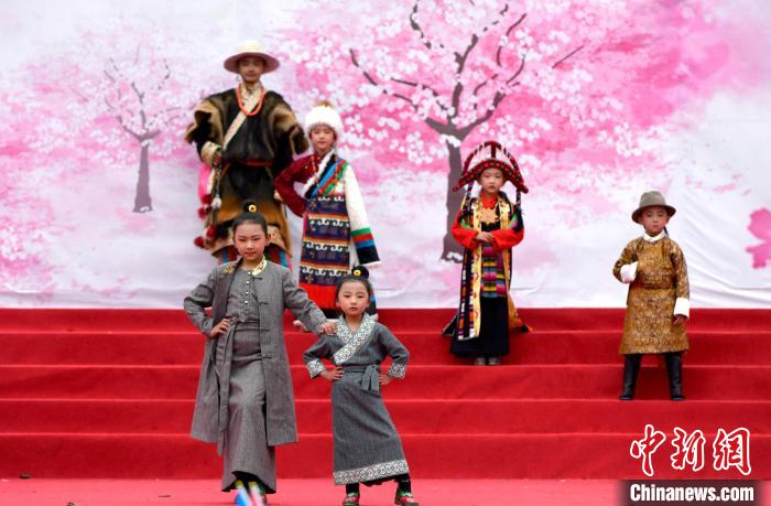 3月28日，西藏林芝第二十屆桃花旅游文化節(jié)開幕式上的文藝表演?！±盍?攝