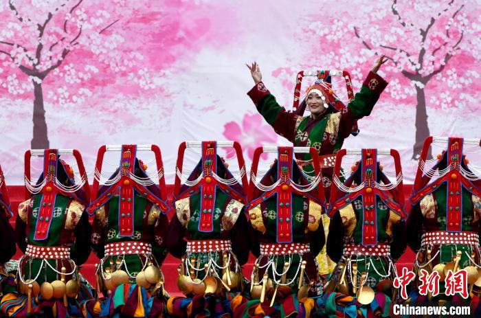 3月28日，西藏林芝第二十屆桃花旅游文化節(jié)開幕式上的文藝表演?！±盍?攝