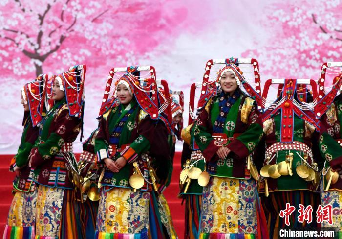 3月28日，西藏林芝第二十屆桃花旅游文化節(jié)開幕式上的文藝表演?！±盍?攝