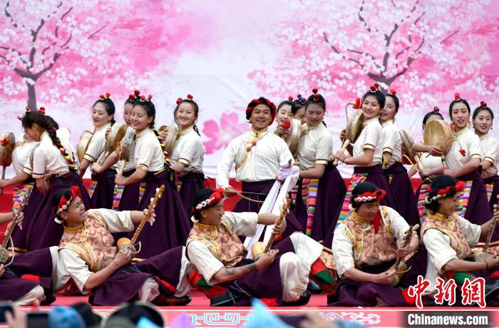 3月28日，西藏林芝第二十屆桃花旅游文化節(jié)開幕式上的文藝表演?！±盍?攝