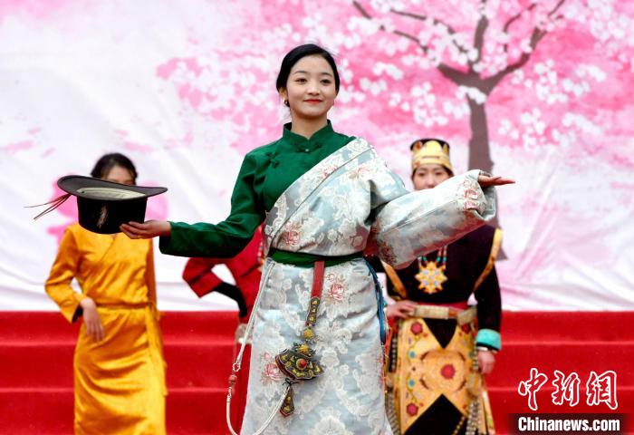 3月28日，西藏林芝第二十屆桃花旅游文化節(jié)開幕式上的文藝表演?！±盍?攝