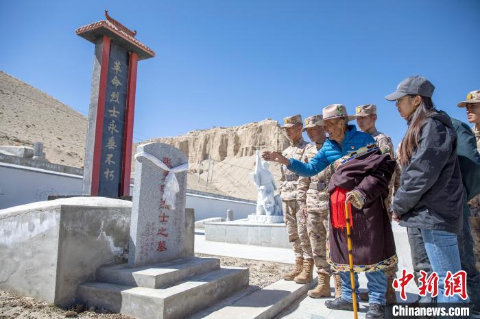 圖為在西藏阿里地區(qū)札達縣烈士陵園，82歲的次仁南杰老人為軍民代表講述新舊西藏的變化?！詵| 攝