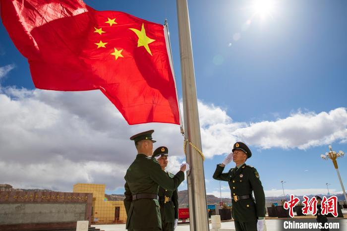 圖為在西藏阿里地區(qū)札達縣，軍民共同舉行升國旗儀式，慶祝西藏百萬農(nóng)奴解放紀念日?！詵| 攝