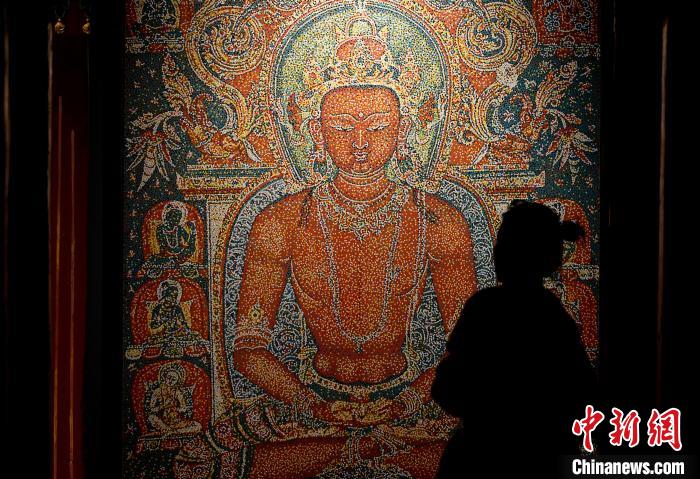 3月31日，觀眾欣賞展覽中的作品。　李林 攝