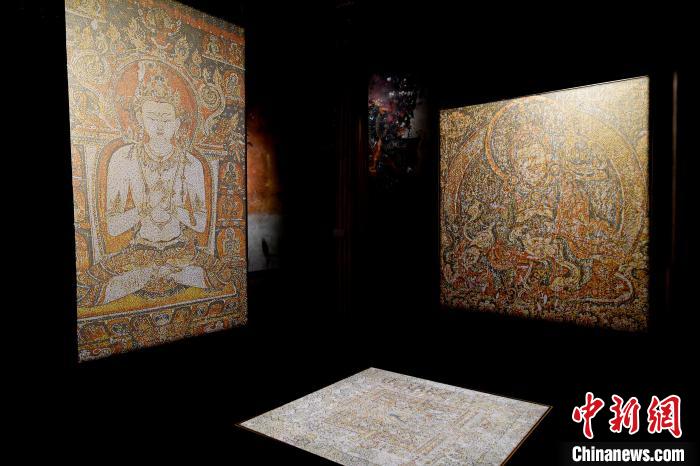 3月31日，觀眾欣賞展覽中的作品?！±盍?攝