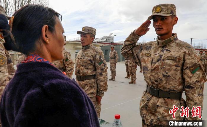 圖為列兵扎西加央向母親敬禮?！詵| 攝