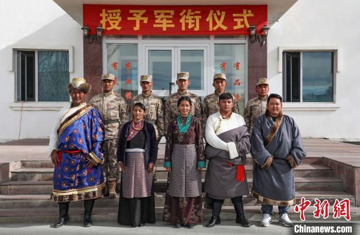 圖為列兵代表與親人合影留念?！詵| 攝