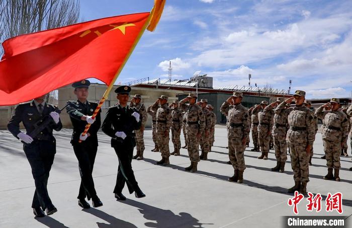 圖為授銜現(xiàn)場迎軍旗?！詵| 攝