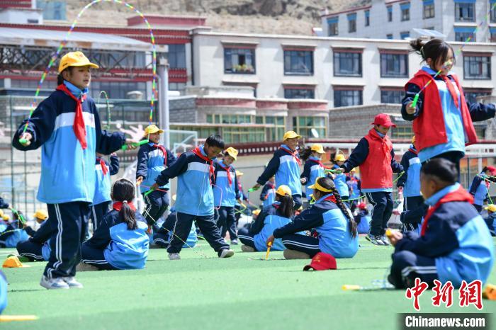 圖為學(xué)生正在練習(xí)跳繩?！∝暩聛硭?攝