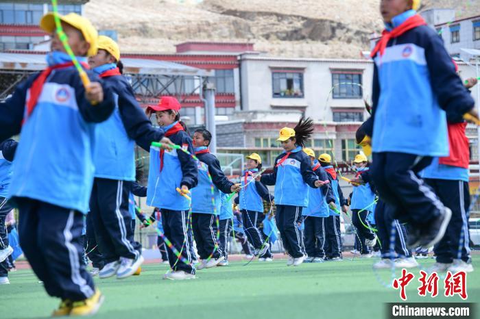 圖為學(xué)生正在練習(xí)跳繩?！∝暩聛硭?攝
