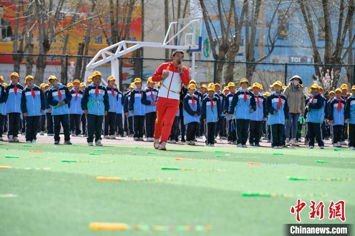 圖為學(xué)生在跳繩教練齊景龍的指導(dǎo)下做準(zhǔn)備運(yùn)動(dòng)?！∝暩聛硭?攝