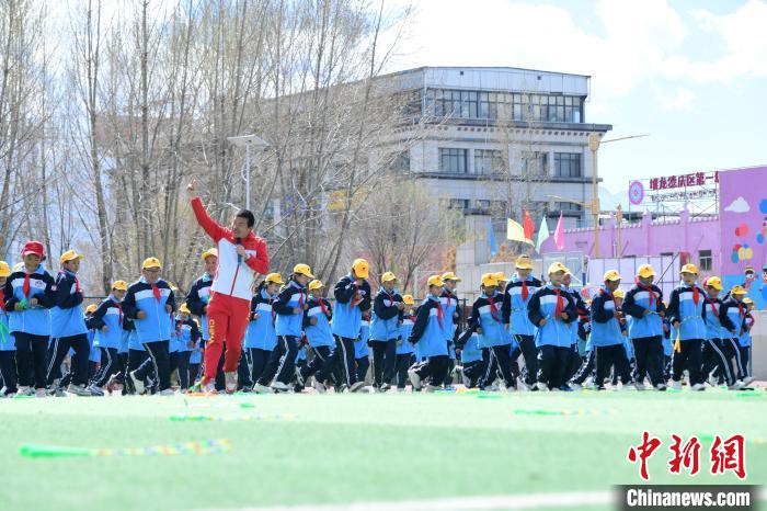 圖為學(xué)生在跳繩教練齊景龍的指導(dǎo)下做準(zhǔn)備運(yùn)動(dòng)?！∝暩聛硭?攝