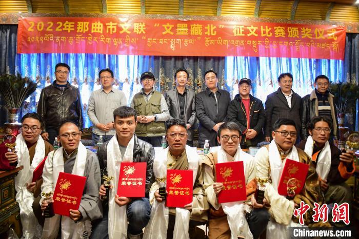 圖為獲獎人員合影留念?！∝暩聛硭?攝