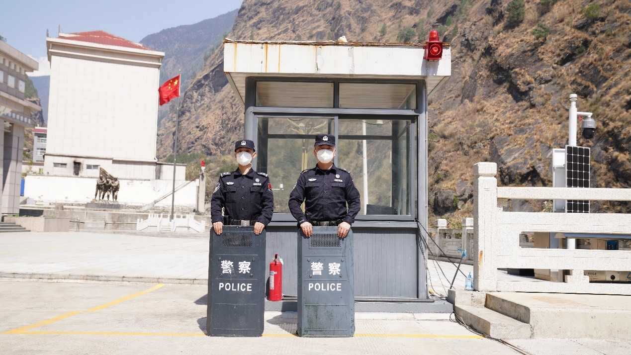 吉隆口岸移民管理警察正在執(zhí)勤。人民網(wǎng)記者 唐宋攝