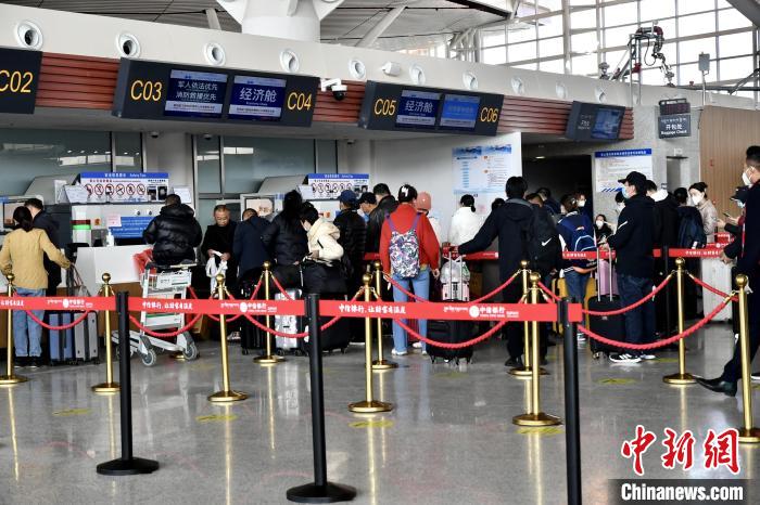 圖為旅客辦理登機手續(xù)?！≈芎?攝
