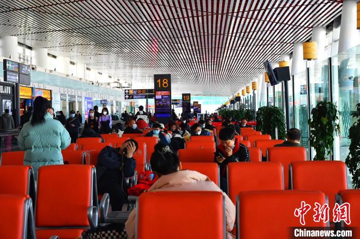 圖為旅客在機場候機室等待登機。　周航 攝