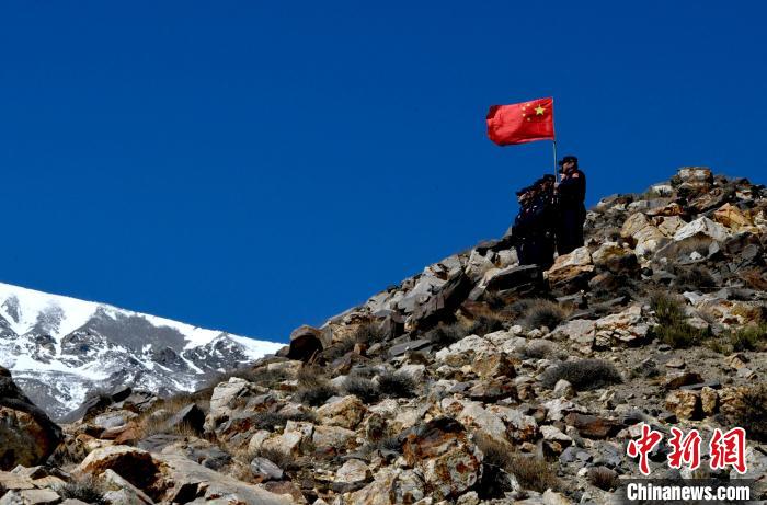 底雅邊境派出所民警夏永軍(右一)在巡邏中?！±盍?攝