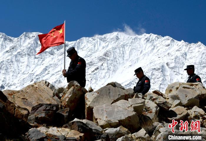 底雅邊境派出所民警夏永軍(左一)在巡邏中。
