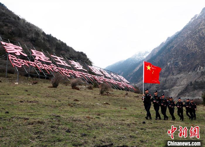 山南邊境管理支隊玉麥邊境派出所民警在轄區(qū)開展巡邏。　鄭琦山 攝