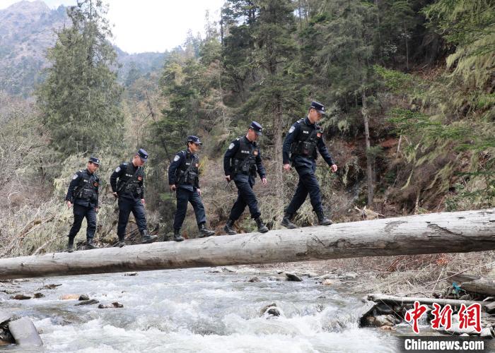 山南邊境管理支隊玉麥邊境派出所民警邊境巡邏途中走過河道上“獨木橋”?！∴嶇?攝